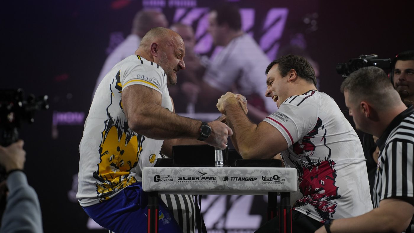 Two athletes pulling an opening match on the LPAL stage